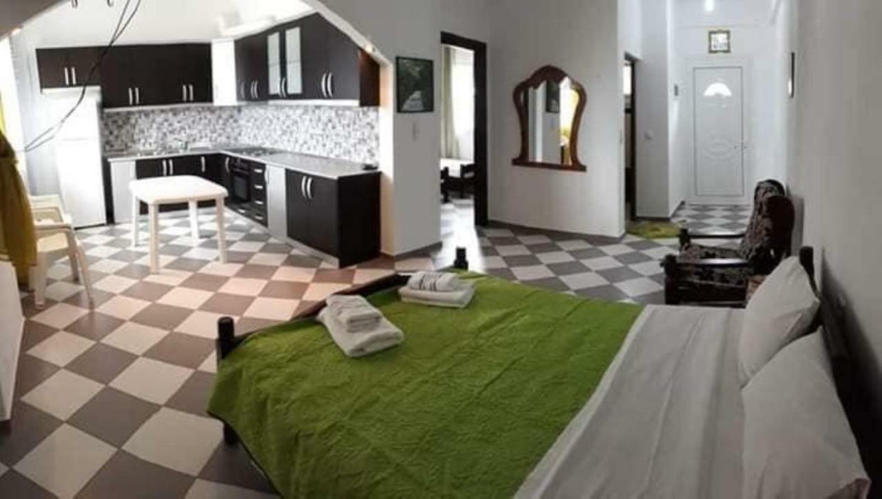 Henardi Apartments Ксамил Экстерьер фото